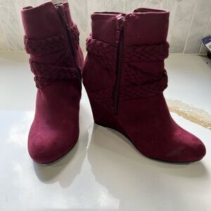 REPORT LADYS ANKLE BOOTIES SIZE 8 COLOR IS A  BURGUNDY OR WINE NEVER WOR…